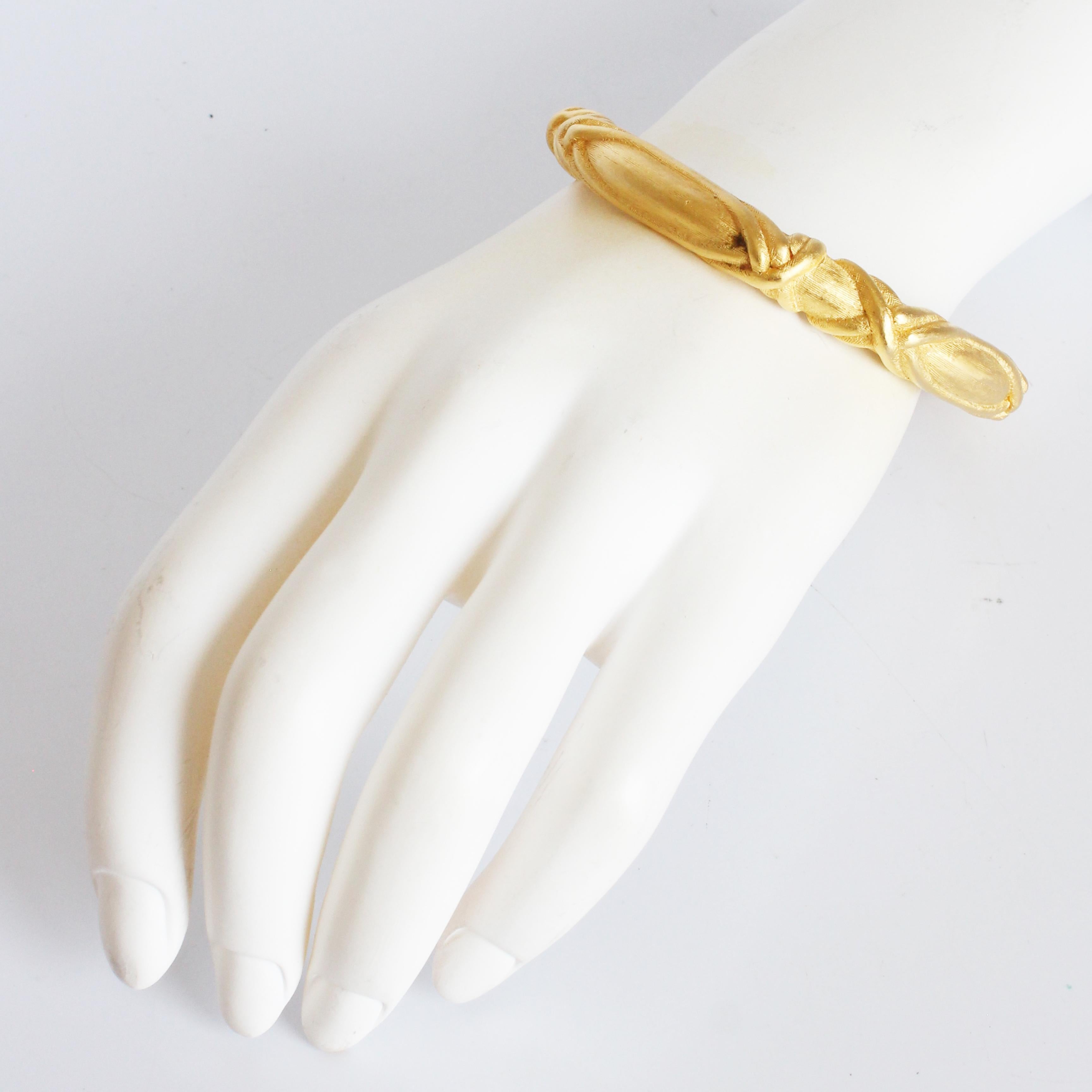 Contemporaneo Bracciale Bangle Givenchy in metallo dorato con texture astratta Vintage anni '80 Gioielli Rari in vendita