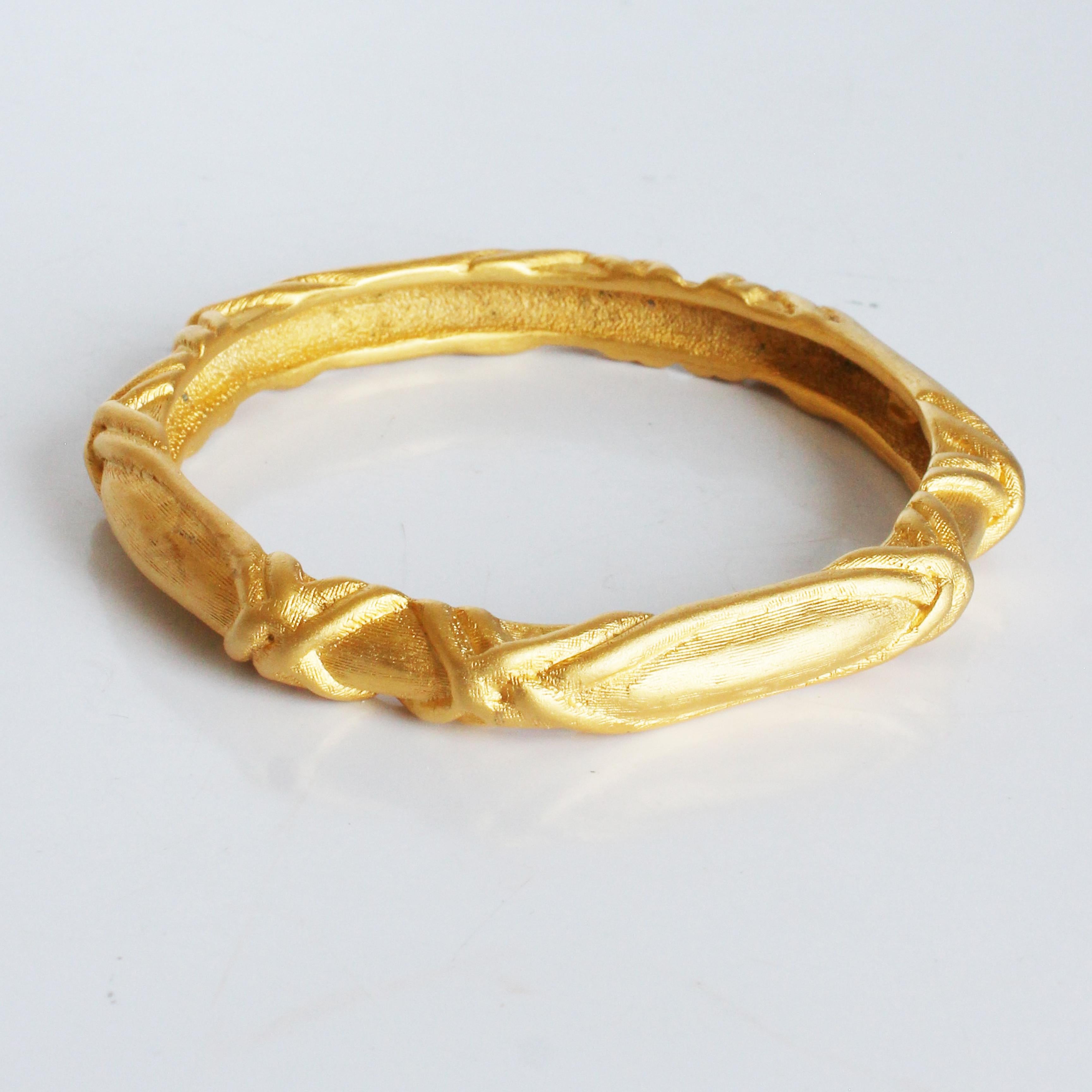 Bracciale Bangle Givenchy in metallo dorato con texture astratta Vintage anni '80 Gioielli Rari In condizioni buone in vendita a Port Saint Lucie, FL