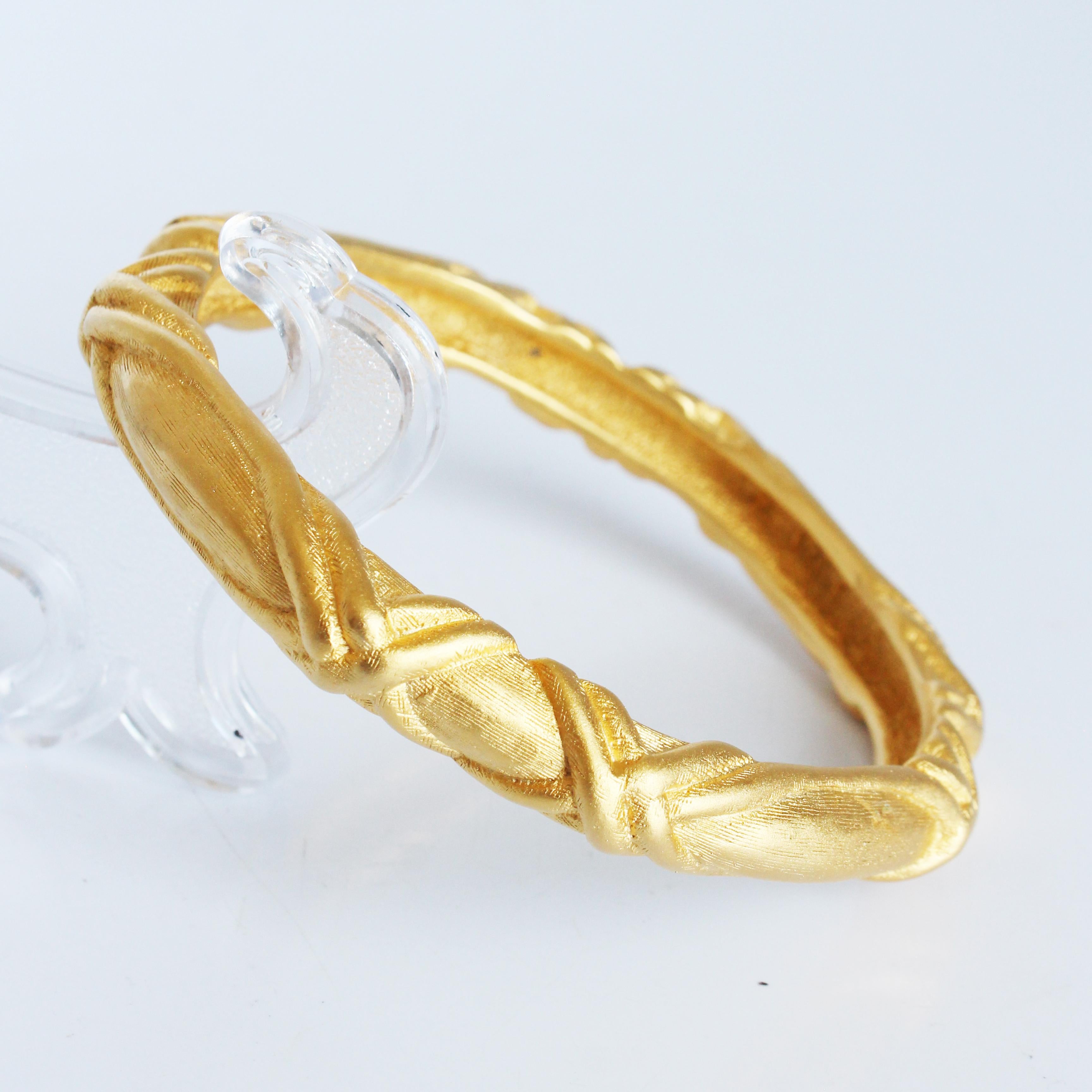 Donna Bracciale Bangle Givenchy in metallo dorato con texture astratta Vintage anni '80 Gioielli Rari in vendita