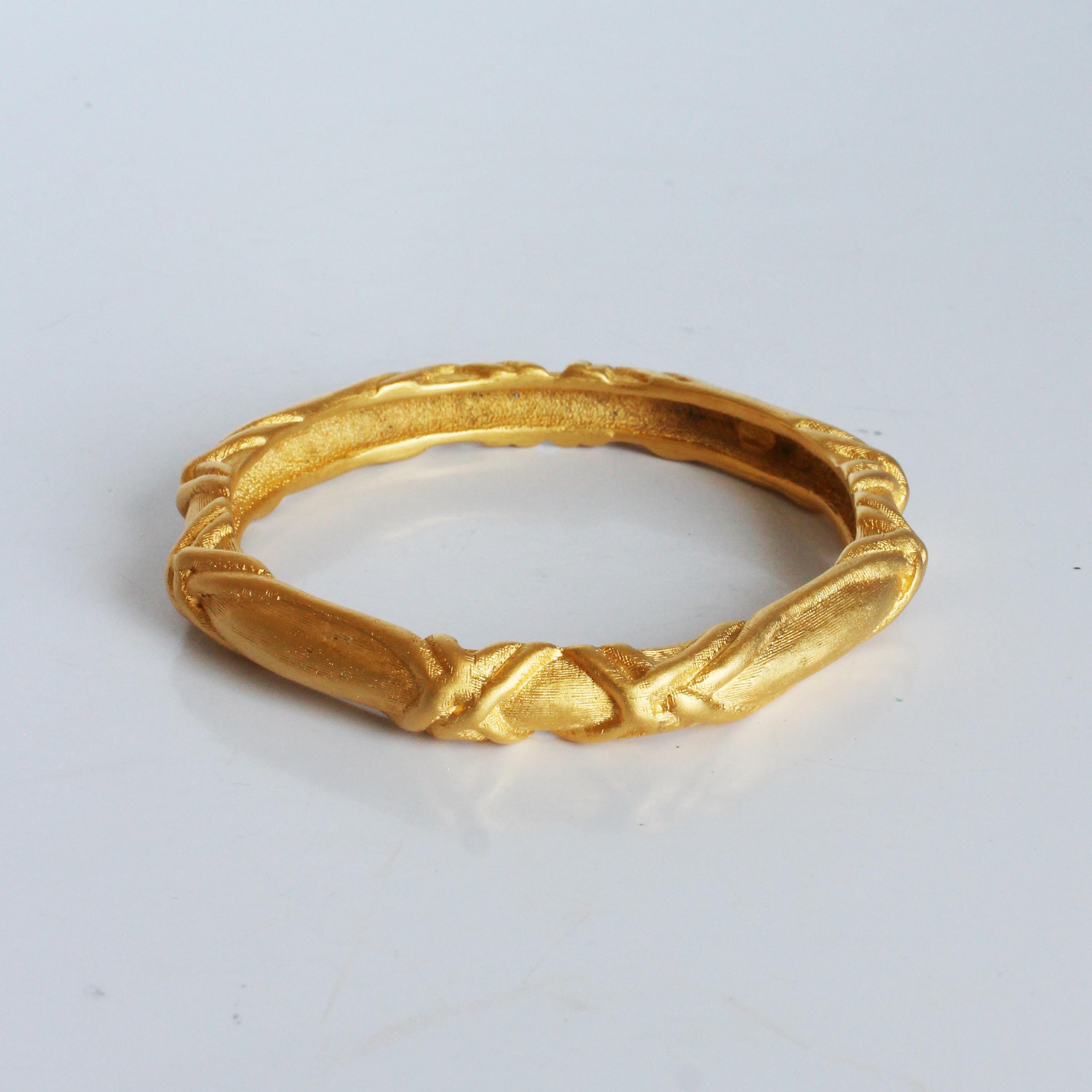 Bracciale Bangle Givenchy in metallo dorato con texture astratta Vintage anni '80 Gioielli Rari in vendita 1