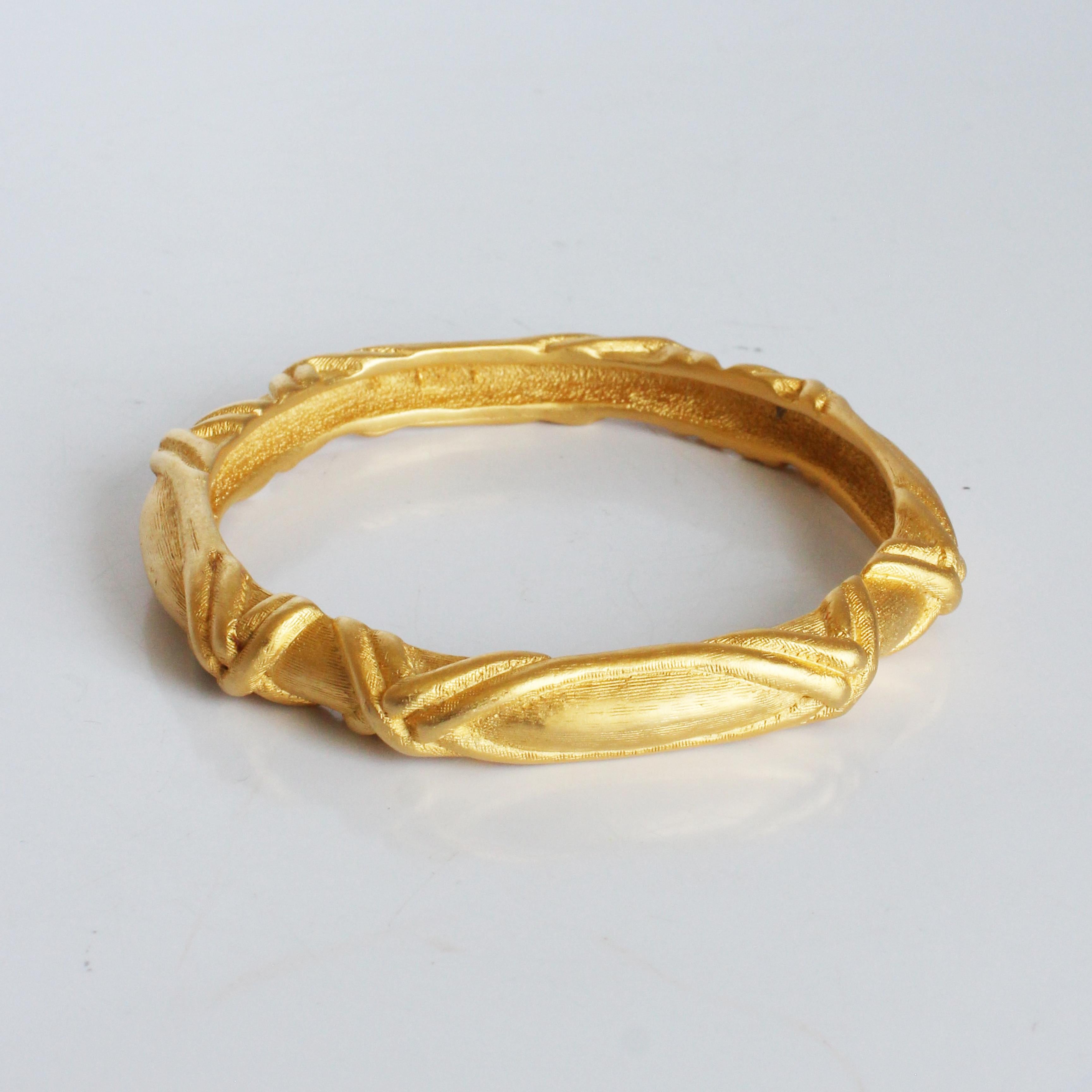 Bracciale Bangle Givenchy in metallo dorato con texture astratta Vintage anni '80 Gioielli Rari in vendita 4
