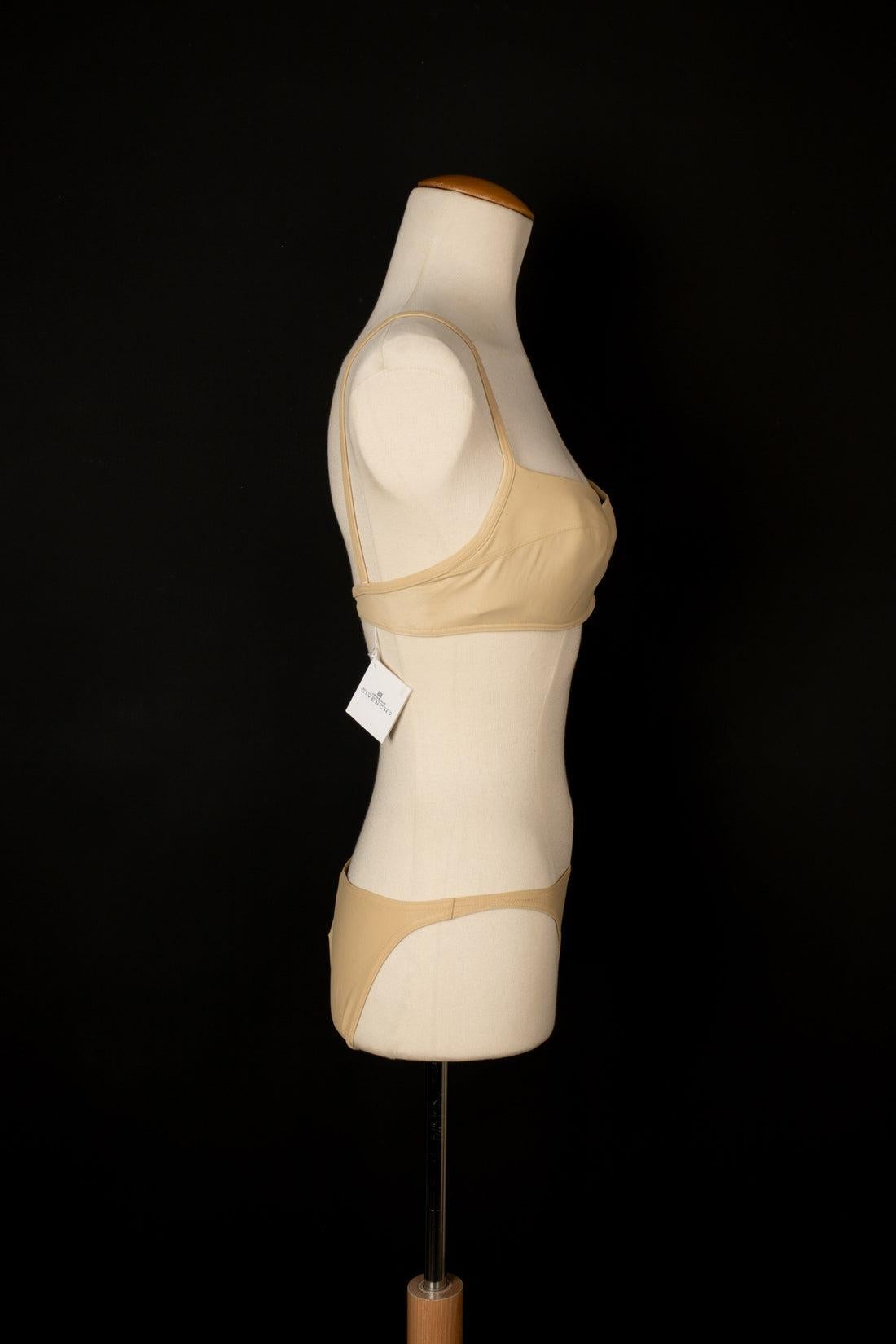 Givenchy - (Made in France) Beige 3-piece swimsuit with a rhinestone logo. Sizes 42FR / 38FR indicated, and 75B EUR for the bikini top.

Additional information:
Condition: Very good condition
Dimensions: Top: Length: 70 cm - Bottom: 38cm and 40