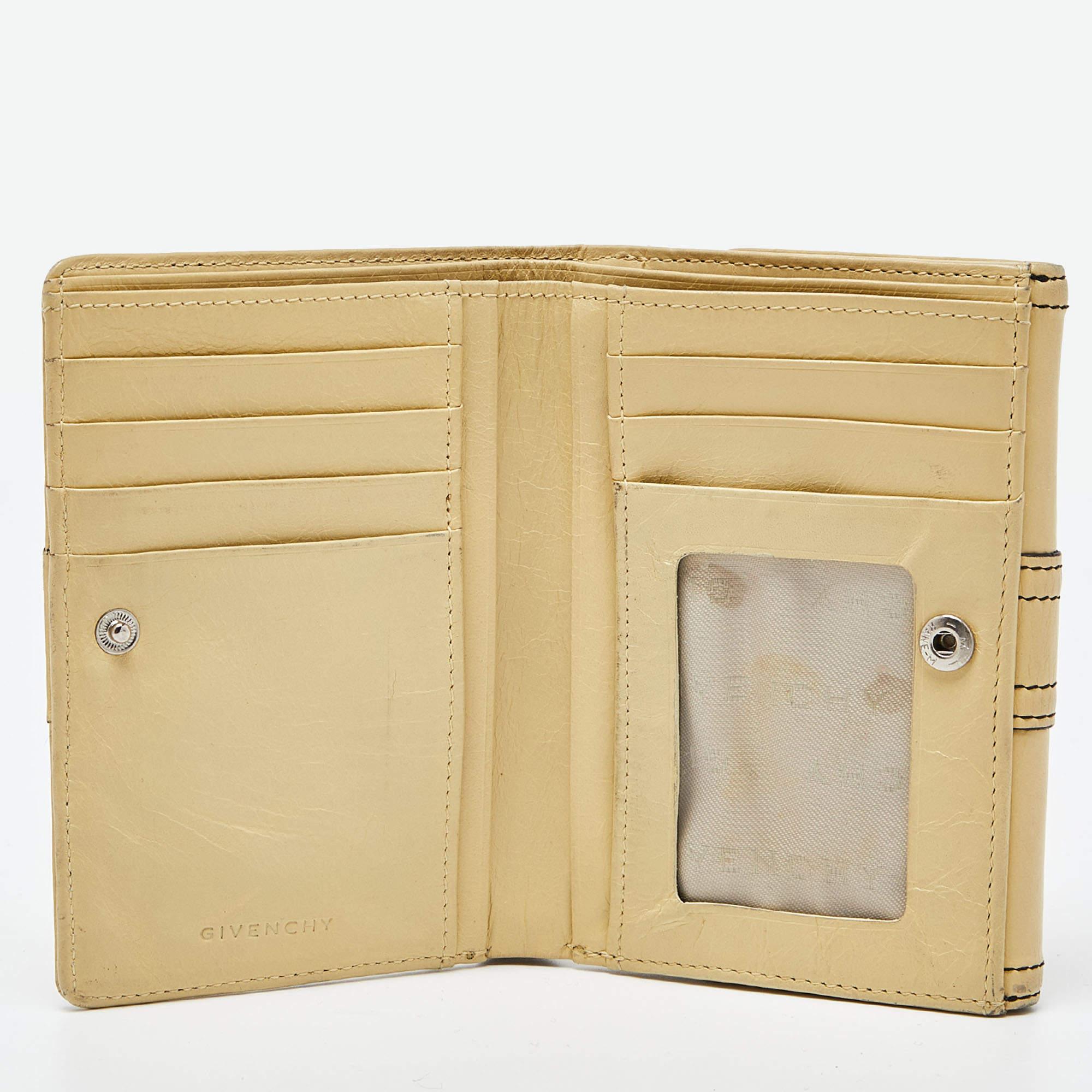 Compact and stylish this wallet will be your favorite grab and go companion. Designed from quality materials its interior is divided into different compartments to store your cards and cash perfectly.