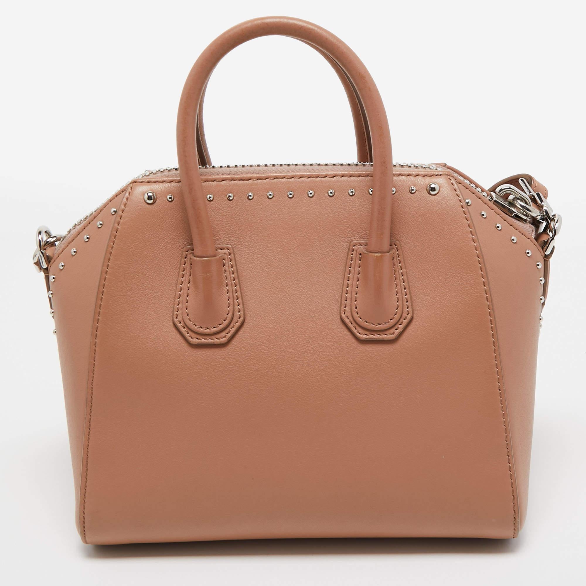 A classic handbag comes with the promise of enduring appeal, boosting your style time and again. This Givenchy Antigona bag is one such creation. It’s a fine purchase.

Includes: Original Dustbag, Detachable Strap