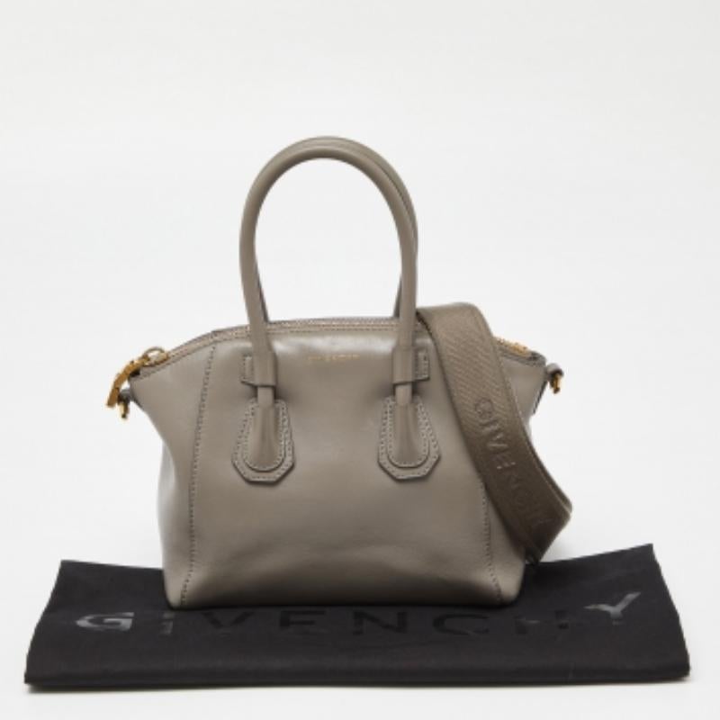 Givenchy Sport Mini in pelle beige Antigona Satchel in vendita 5