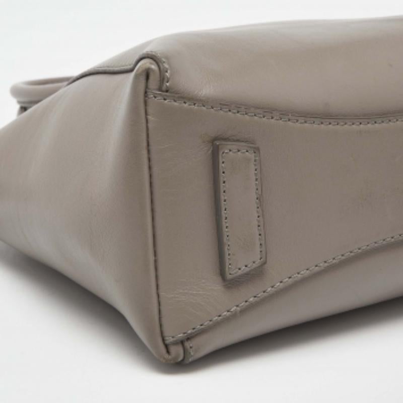 Givenchy Sport Mini in pelle beige Antigona Satchel In condizioni buone in vendita a Dubai, Al Qouz 2