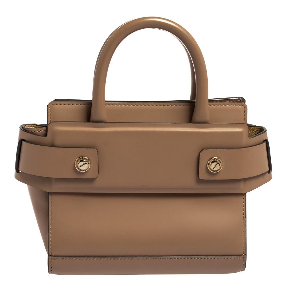 The French fashion house Givenchy is famed across the globe for its exquisite designs, and this Horizon bag truly reflects that. Crafted in Italy from supple leather in a beige shade, the bag features top handles and the label's logo on the front.
