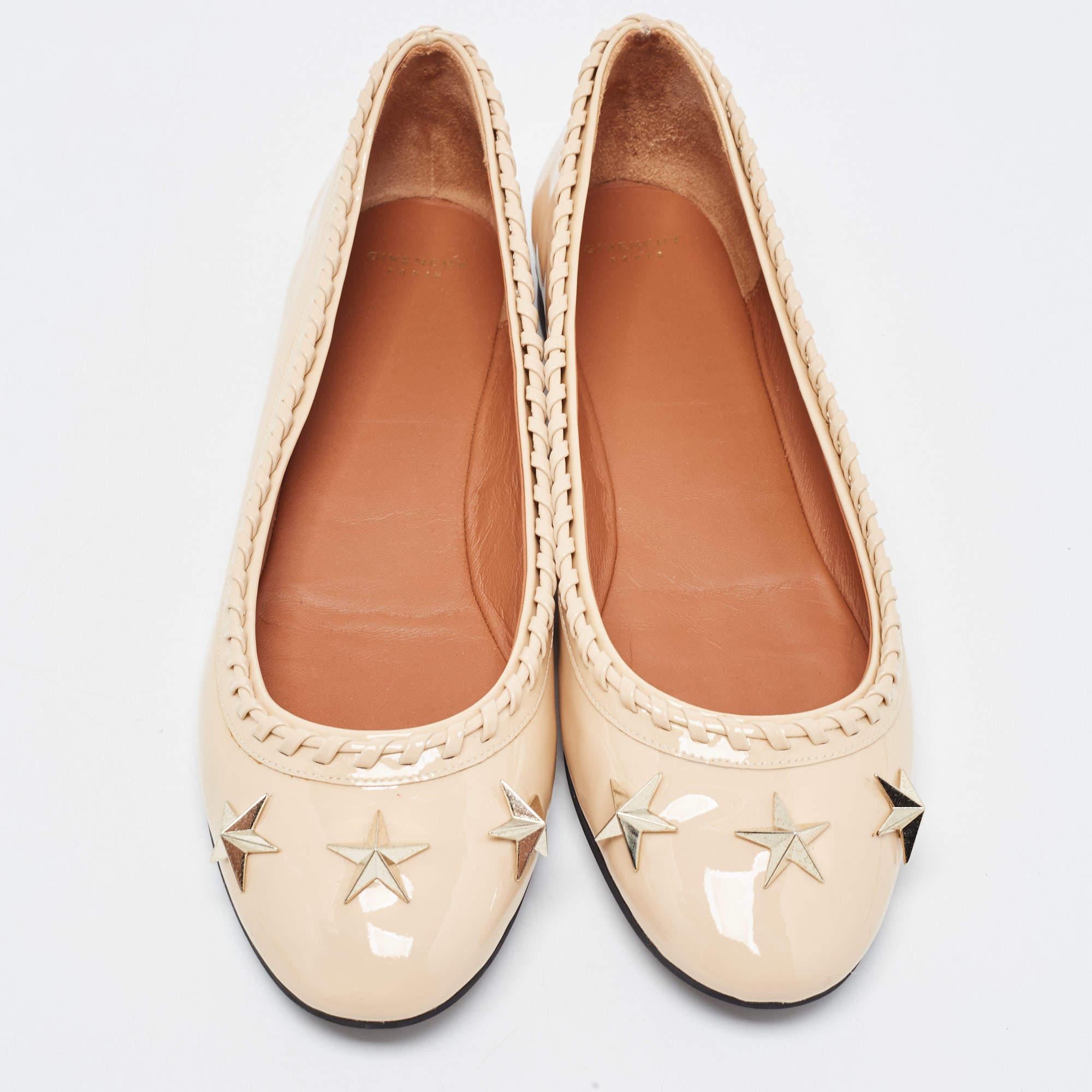 Complete your look by adding these Givenchy ballet flats to your lovely wardrobe. They are crafted skilfully to grant the perfect fit and style.

Includes: Info Booklet, Original Box

