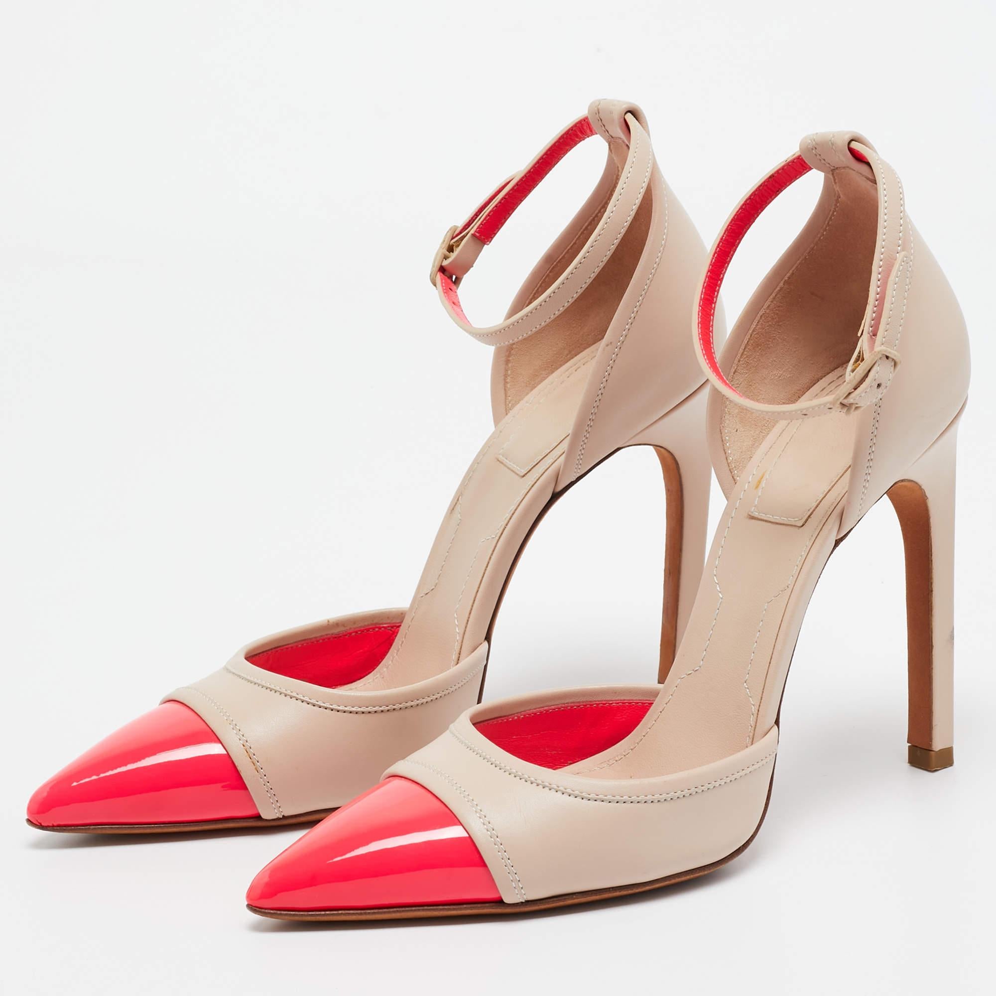 Cut into a timeless silhouette this pair of pumps is simple yet classy. With a classy shade it flaunts durable soles and comfortable footbeds.