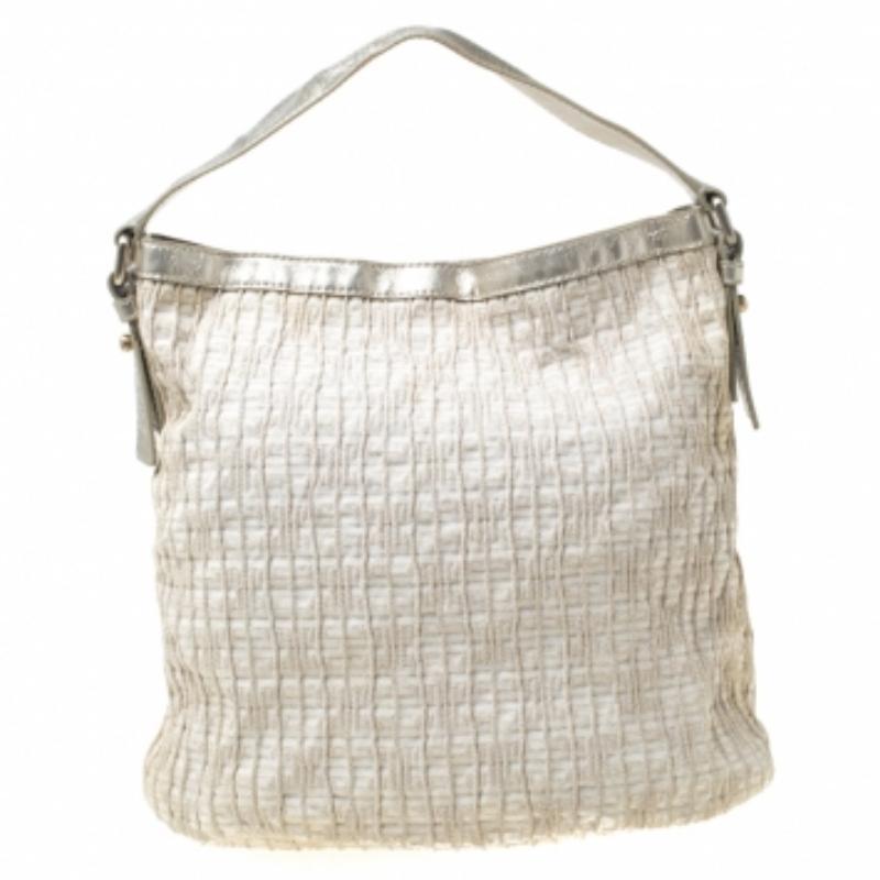 Givenchy Beige schimmernde Hobo aus Segeltuch und Leder mit Verzierungen im Angebot 3