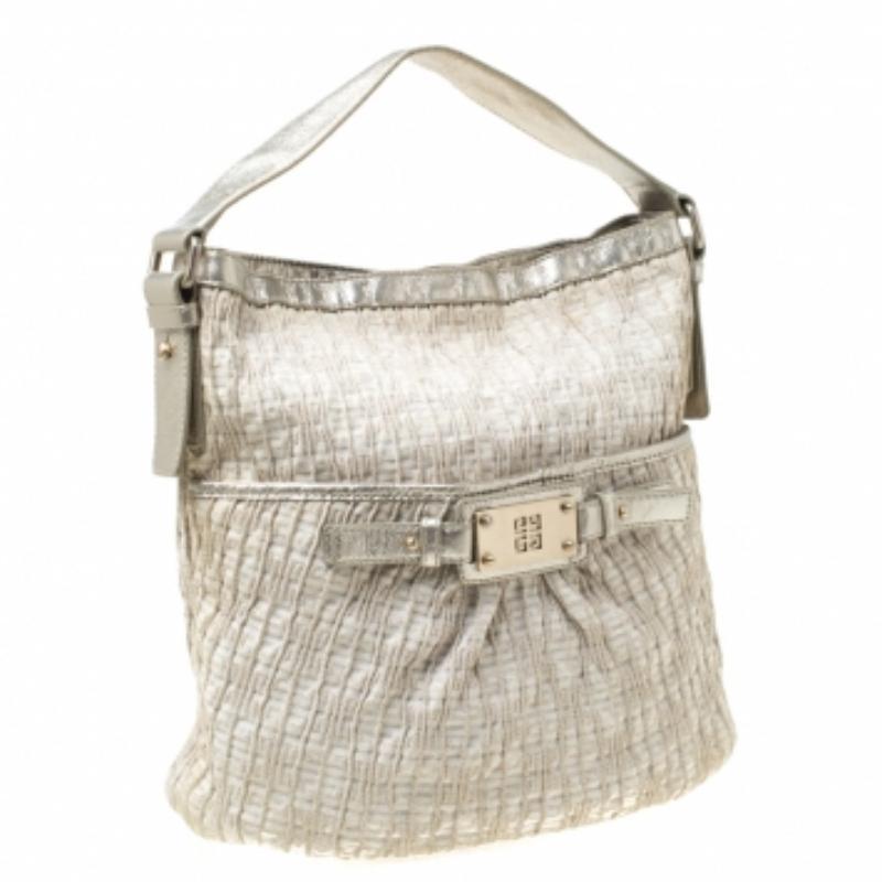 Givenchy Beige schimmernde Hobo aus Segeltuch und Leder mit Verzierungen im Angebot 4