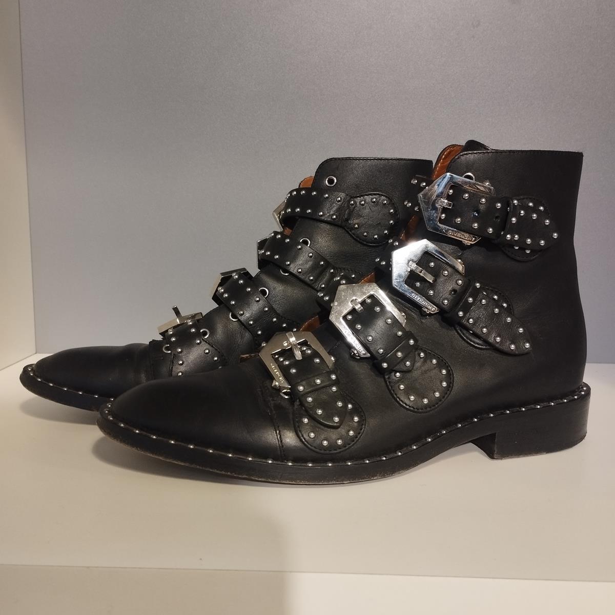 Leather
Black color
Metal studs
4 Buckles
Heel height cm 3 (1,18 inches)
Worldwide express shipping included in the price !