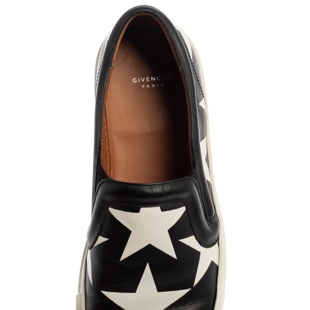 Beige Givenchy Black And White Leather Star Print Skate Slip On Sneakers Size 39 For Sale