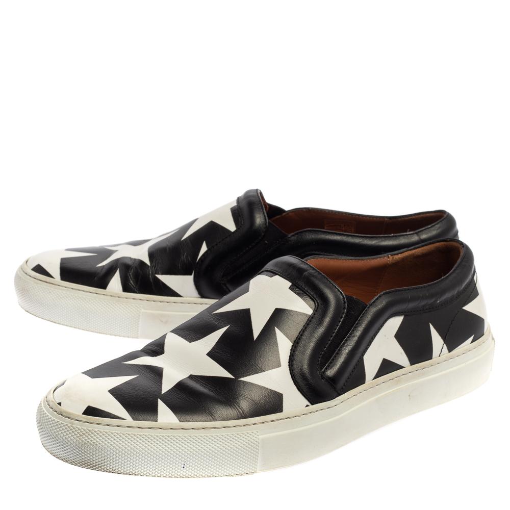 Givenchy Black And White Leather Star Print Skate Slip On Sneakers Size 39 In Good Condition For Sale In Dubai, Al Qouz 2