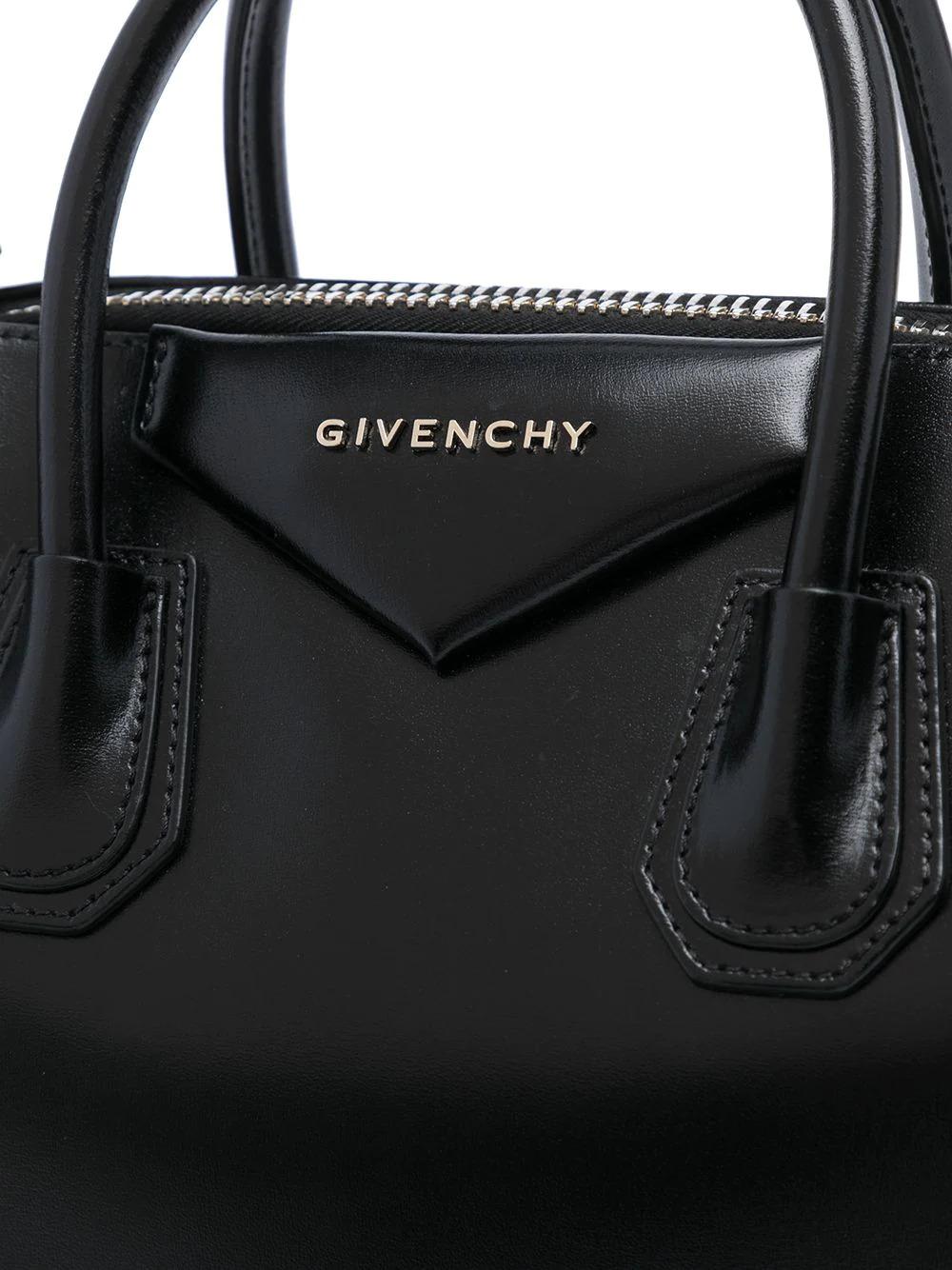 The Givenchy Antigona bag was first designed in 2011 by Ricardo Tisci. Over the last 10 years, the versatile and sophisticated Antigona bag has become one of the house classics. With a minimalist design, structure and practical interior, this bag is