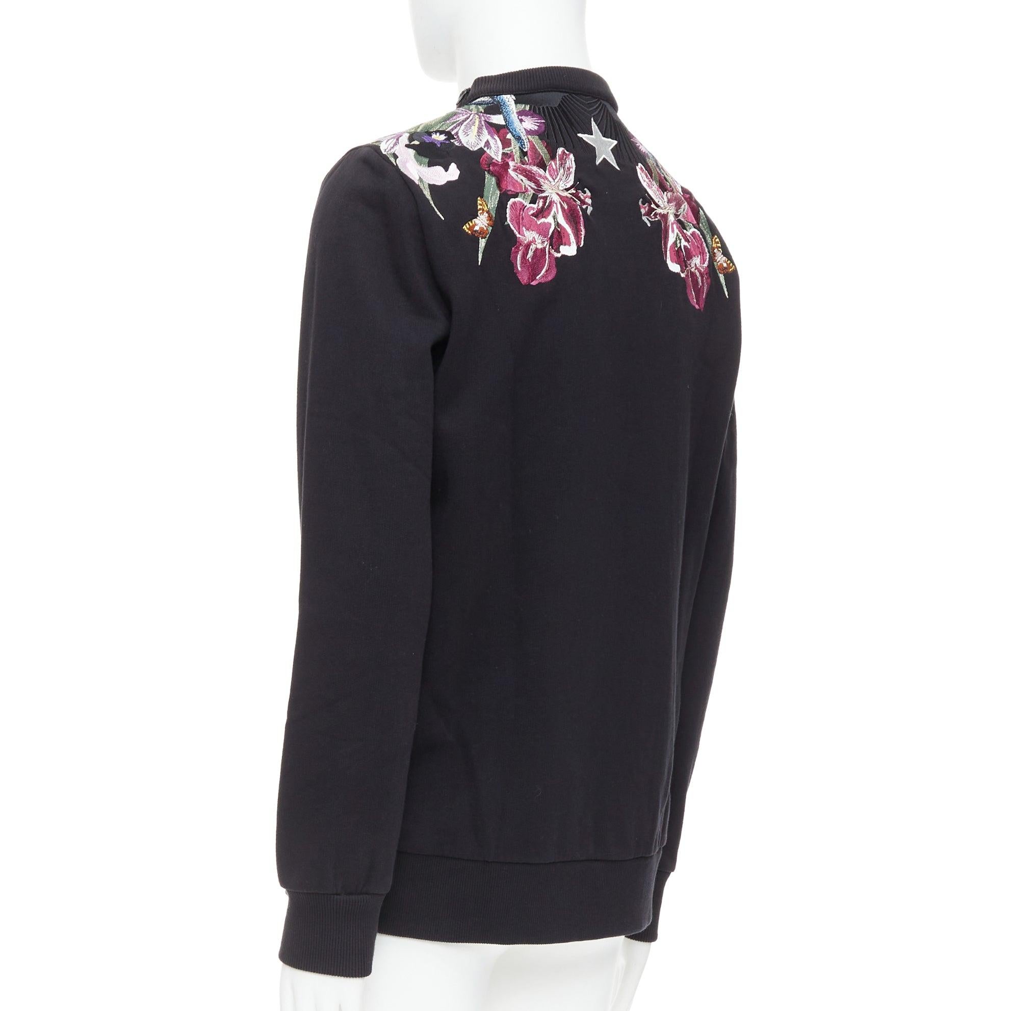 GIVENCHY Felpa nera in cotone con ricamo tropicale Bird of Paradise S in vendita 1
