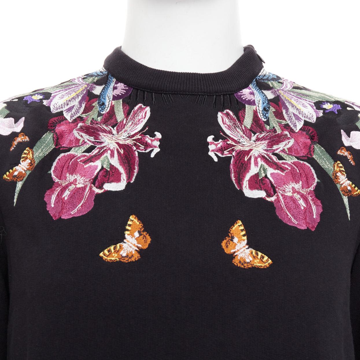 GIVENCHY Felpa nera in cotone con ricamo tropicale Bird of Paradise S in vendita 2