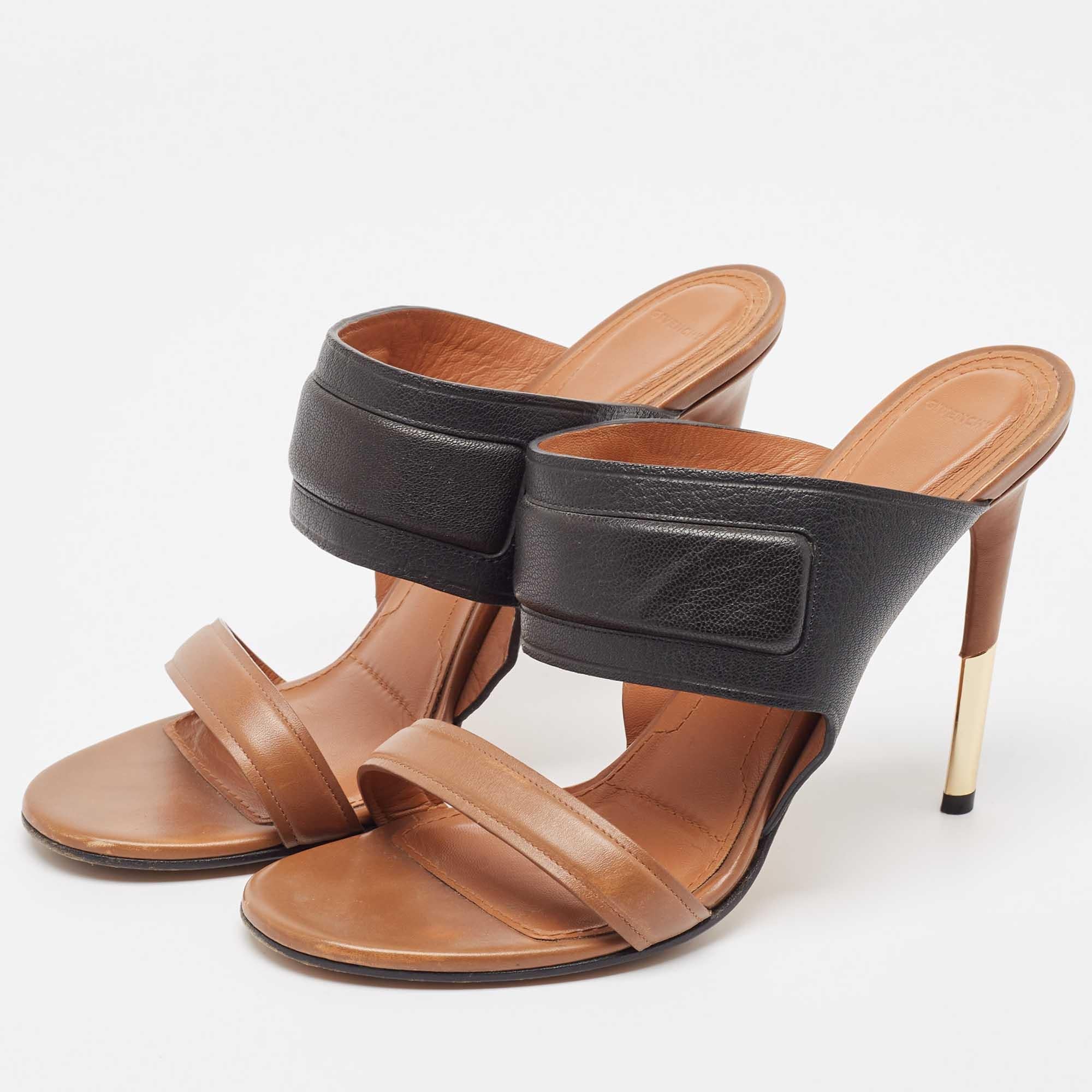 These sandals will frame your feet in an elegant manner. Crafted from quality materials they display a classy design and comfortable insoles.