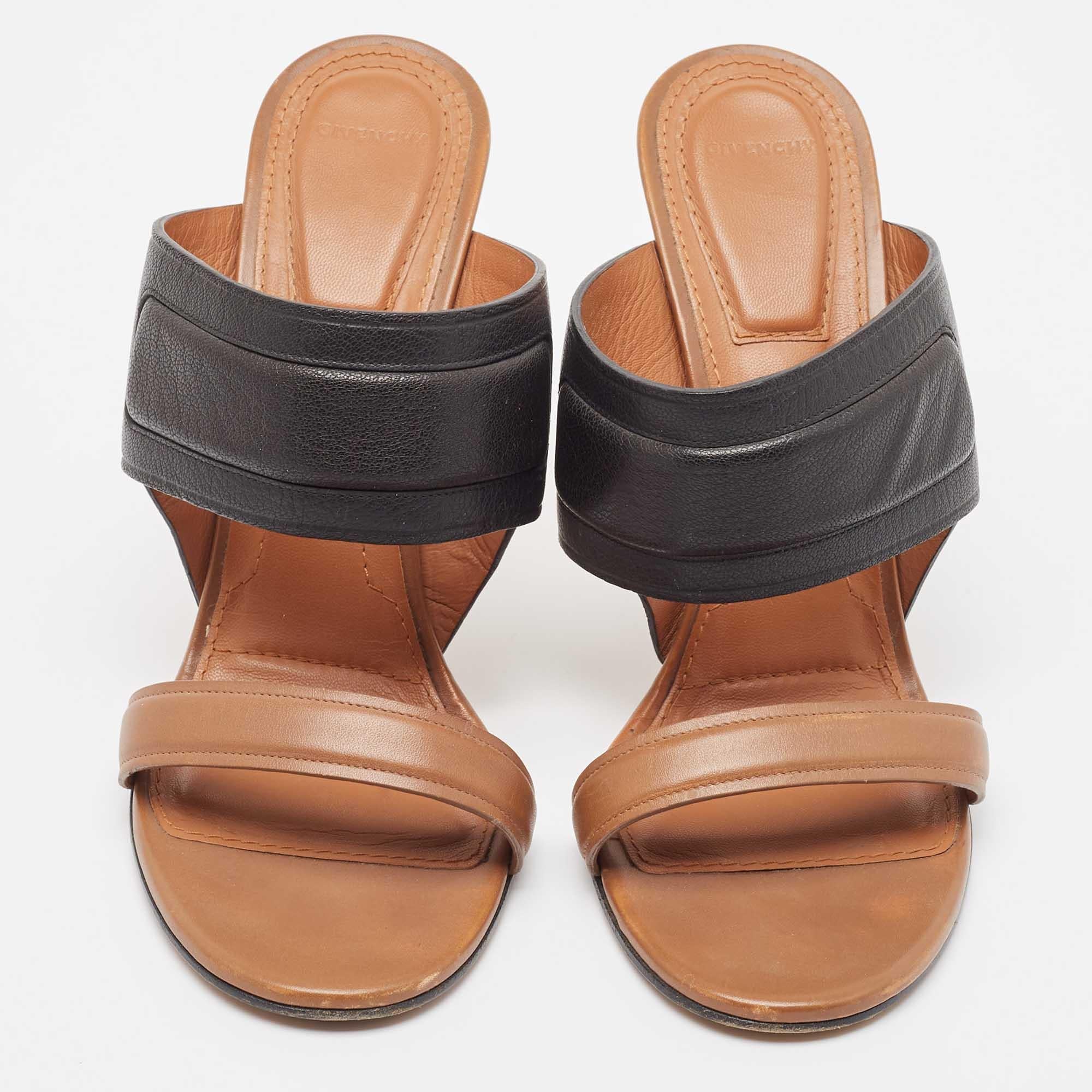 Givenchy Black/Brown Leather Slide Sandals Size 41 In Good Condition For Sale In Dubai, Al Qouz 2