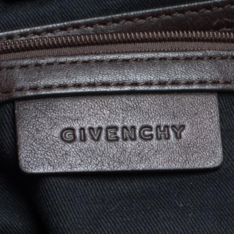 This Givenchy satchel is perfect for daily use. Crafted from monogram canvas and leather, it has a signature appeal. The tote has a front zip closure and short handles for comfortable handling. The bag is equipped with a well-sized interior to store