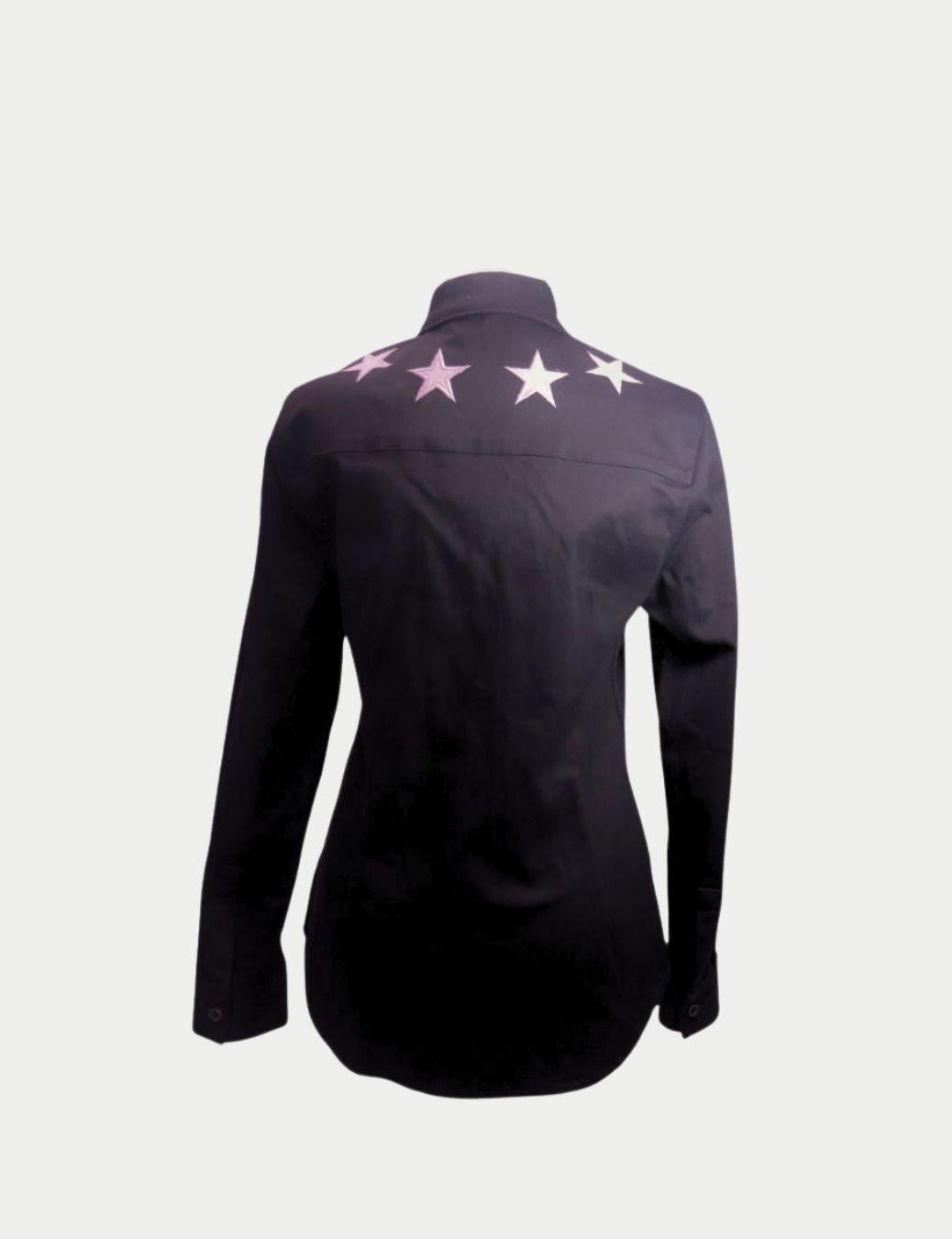 Añade un toque atrevido a tu vestuario con esta chaqueta camisera abotonada negra de Givenchy, con el característico motivo de estrella de la casa en blanco a contraste en los hombros. Confeccionado en mezcla de algodón de primera calidad, este