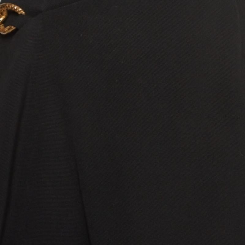 Givenchy - Mini gonna asimmetrica in gabardina con cintura a catena nera S In condizioni ottime in vendita a Dubai, Al Qouz 2