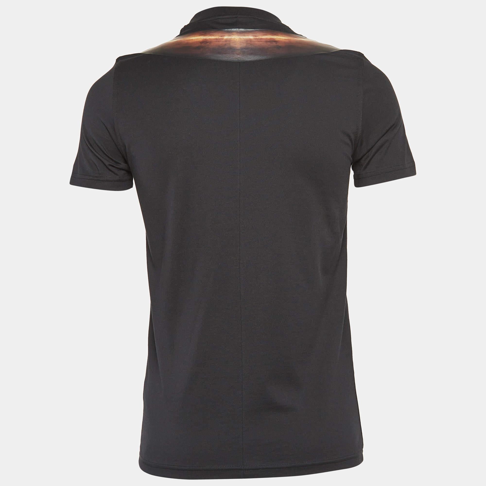 Get the comfort and the right casual style with this designer T shirt. Designed to be reliable and durable the creation has a simple neckline and signature detailing.