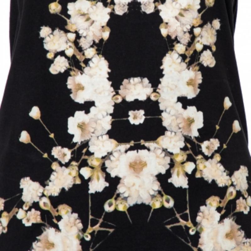 This tank top from Givenchy embraces the feminine form and will lend you a fantastic fit. It is made of cotton and features a floral print atop a black backdrop. It flaunts a scooped neckline and can be paired well with light-hued pants and ballet