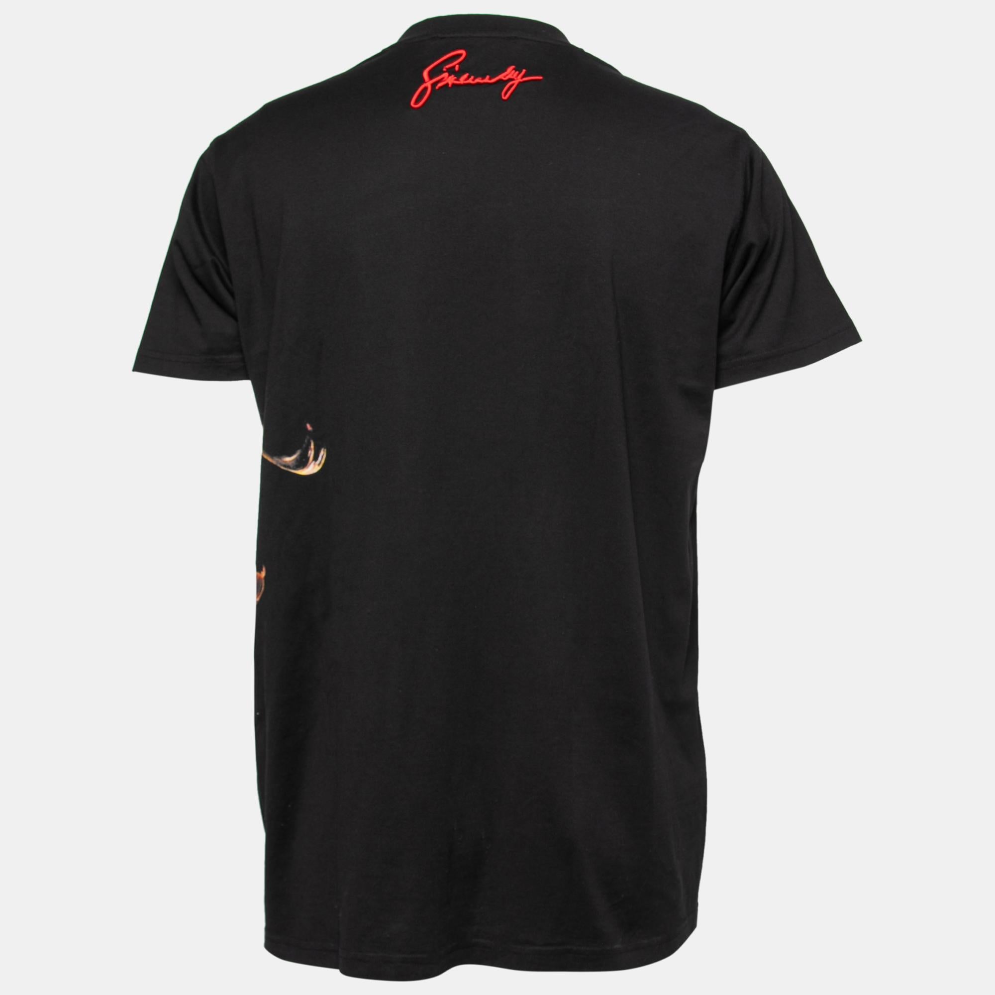 Givenchy brings you a simple t-shirt elevated by a lion print on the front and the label's name on the back. It has been tailored from cotton in a black shade and features short sleeves. Style the creation with sneakers and denim pants for a cool