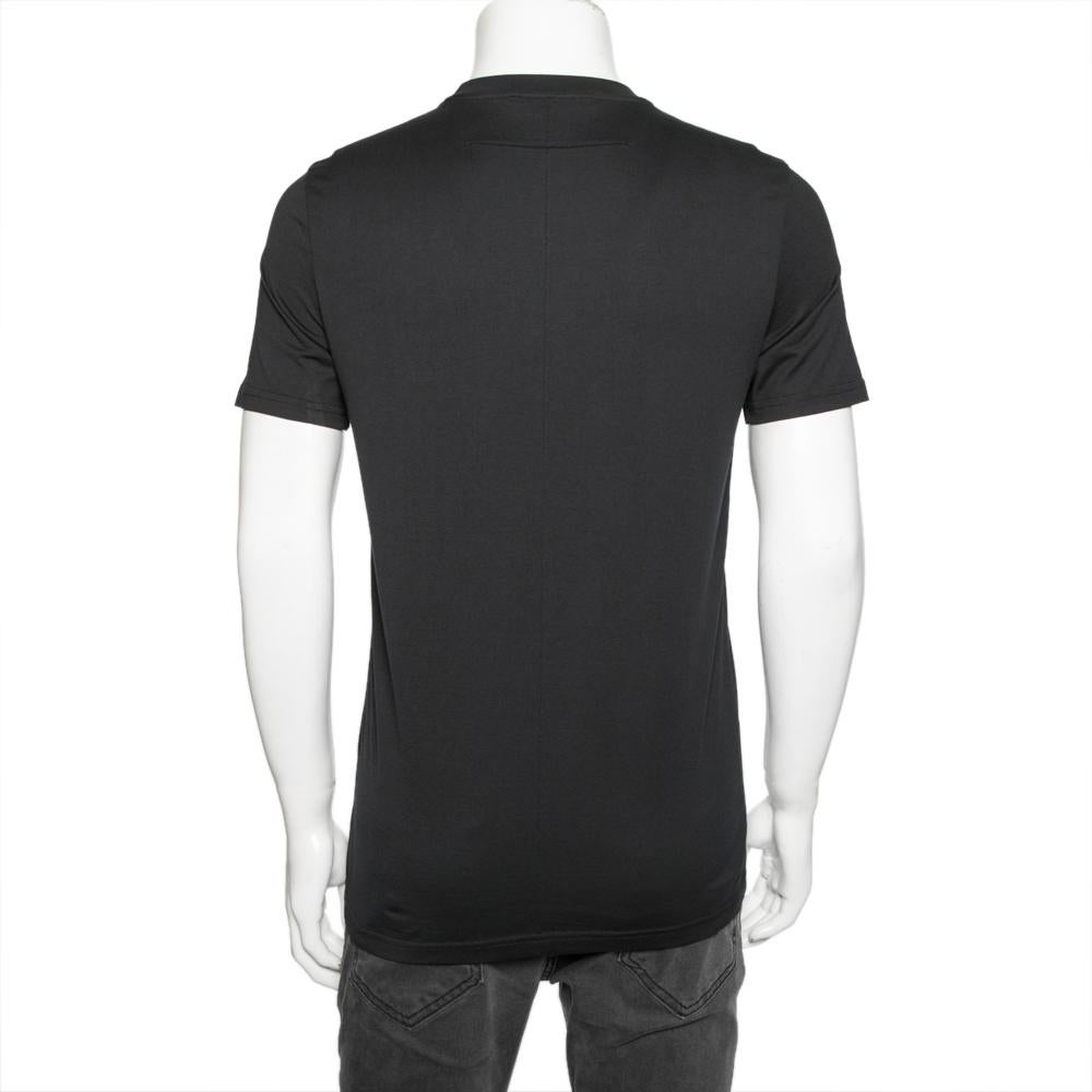 Look stylish and sophisticated by adorning this Givenchy t-shirt. Tailored from cotton, the design has been made attractive with a Rottweiler's face print on the front and it flaunts short sleeves along with a round neck. The Cuban fit of the