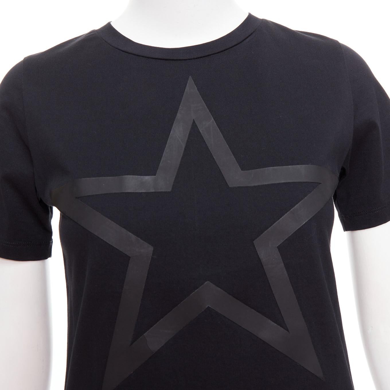 GIVENCHY - T-shirt à manches courtes ajustées en coton noir à imprimé texturé étoilé S
Référence : GEGG/A00123
Marque : Givenchy
Designer : Riccardo Tisci
Matériau : Coton
Couleur : Noir
Motif : Solide
Fermeture : Pull-over
Fabriqué au :