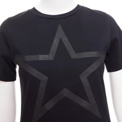 GIVENCHY Schwarzes Baumwollshirt mit strukturiertem Sternendruck und kurzen Ärmeln S
