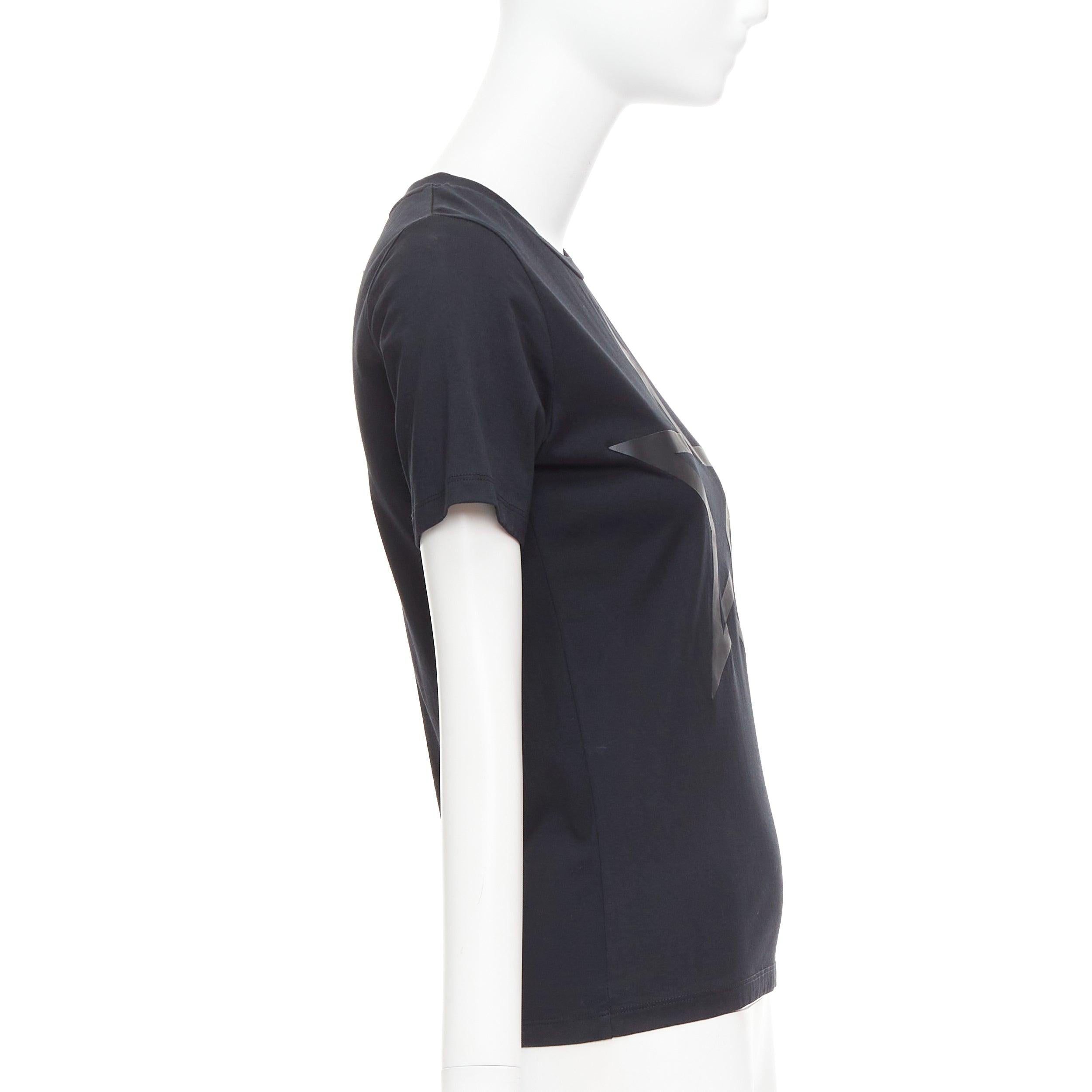 GIVENCHY - T-shirt à manches courtes ajustées en coton noir à imprimé texturé étoilé S État moyen - En vente à Hong Kong, NT