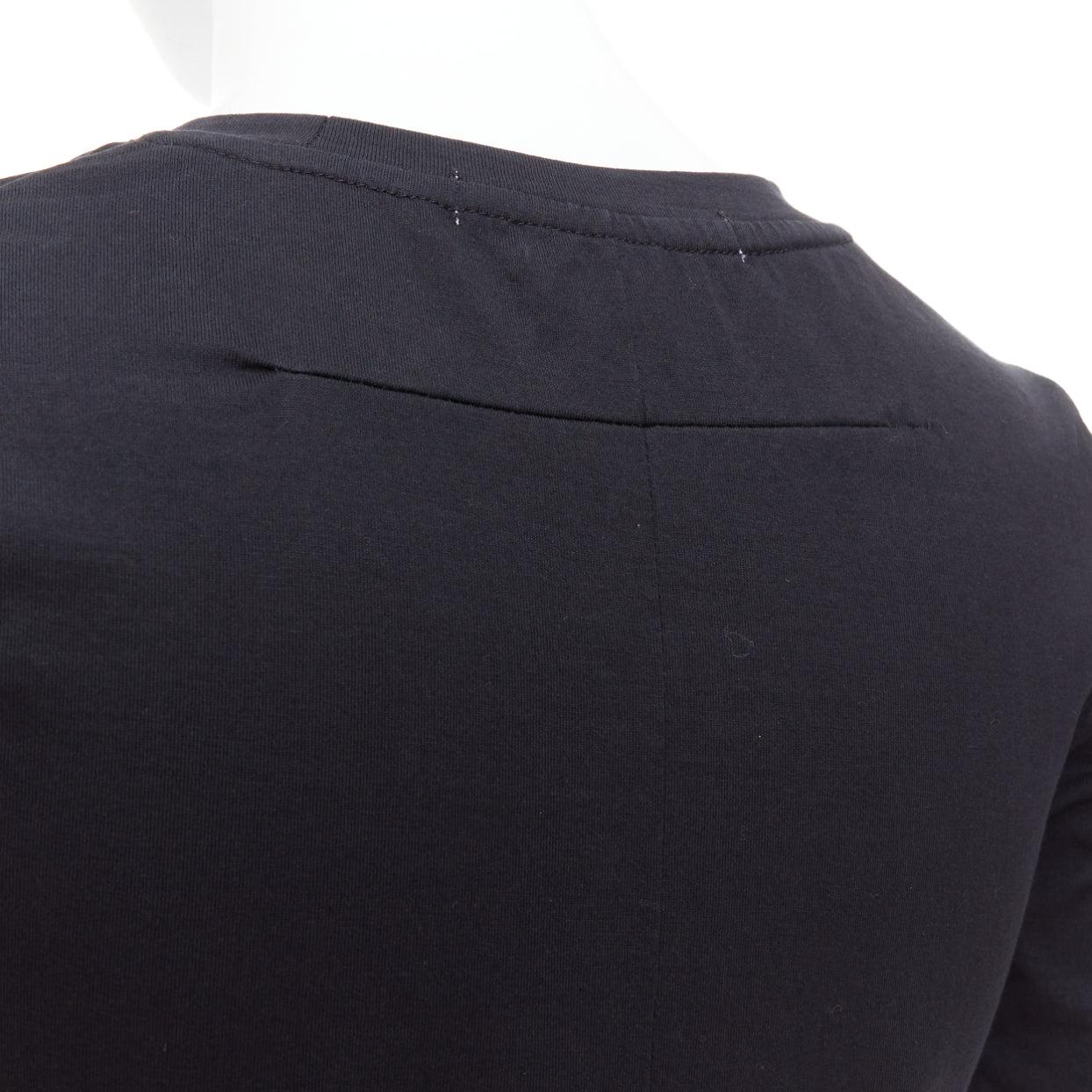 GIVENCHY - T-shirt à manches courtes ajustées en coton noir à imprimé texturé étoilé S en vente 2