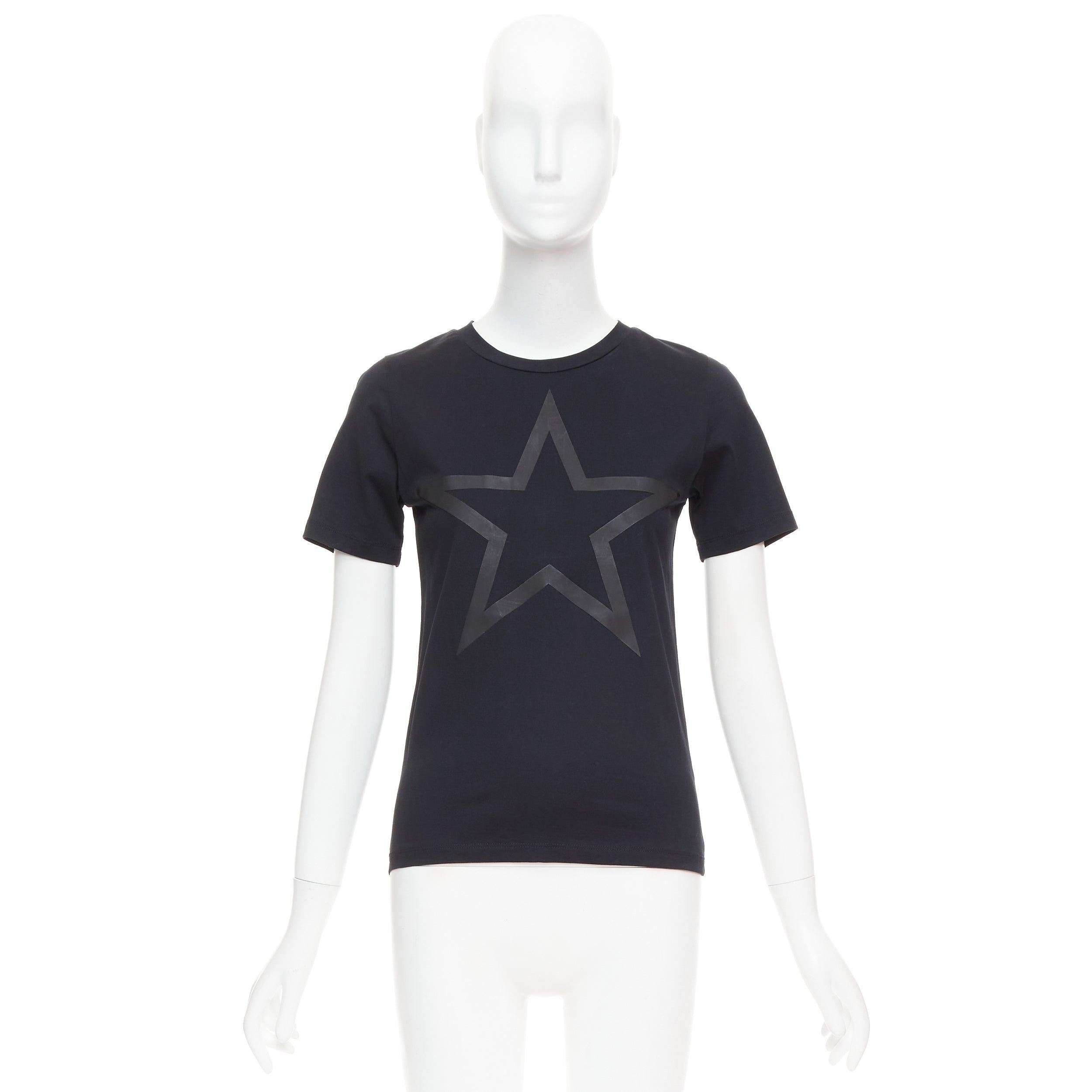 GIVENCHY - T-shirt à manches courtes ajustées en coton noir à imprimé texturé étoilé S en vente 4
