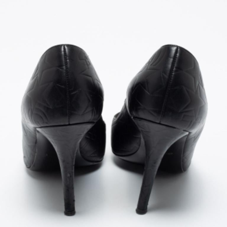 Givenchy Black Embossed Leather Pointed Toe Pumps Size 38 In Fair Condition For Sale In Dubai, Al Qouz 2