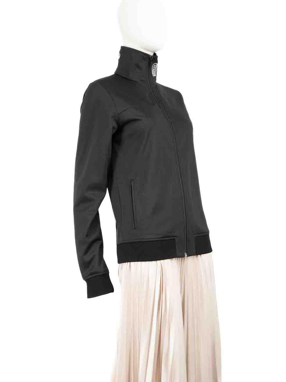 L'ÉTAT est très bon. Cet article de revente d'occasion de la marque Givenchy ne présente pratiquement aucune trace d'usure visible sur la veste.
 

 

 

 Détails
 

 

 Noir
 

 Polyester
 

 Veste
 

 Col haut
 

 Logo brodé
 

 Fermeture à