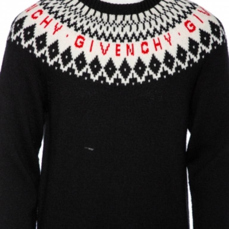 Una miscela perfetta di comfort, lusso e stile: questo maglione di Givenchy è un pezzo imperdibile! Realizzata con materiali di qualità, la creazione è impreziosita da un motivo caratteristico. Rifinito con collo rotondo e maniche lunghe, può essere