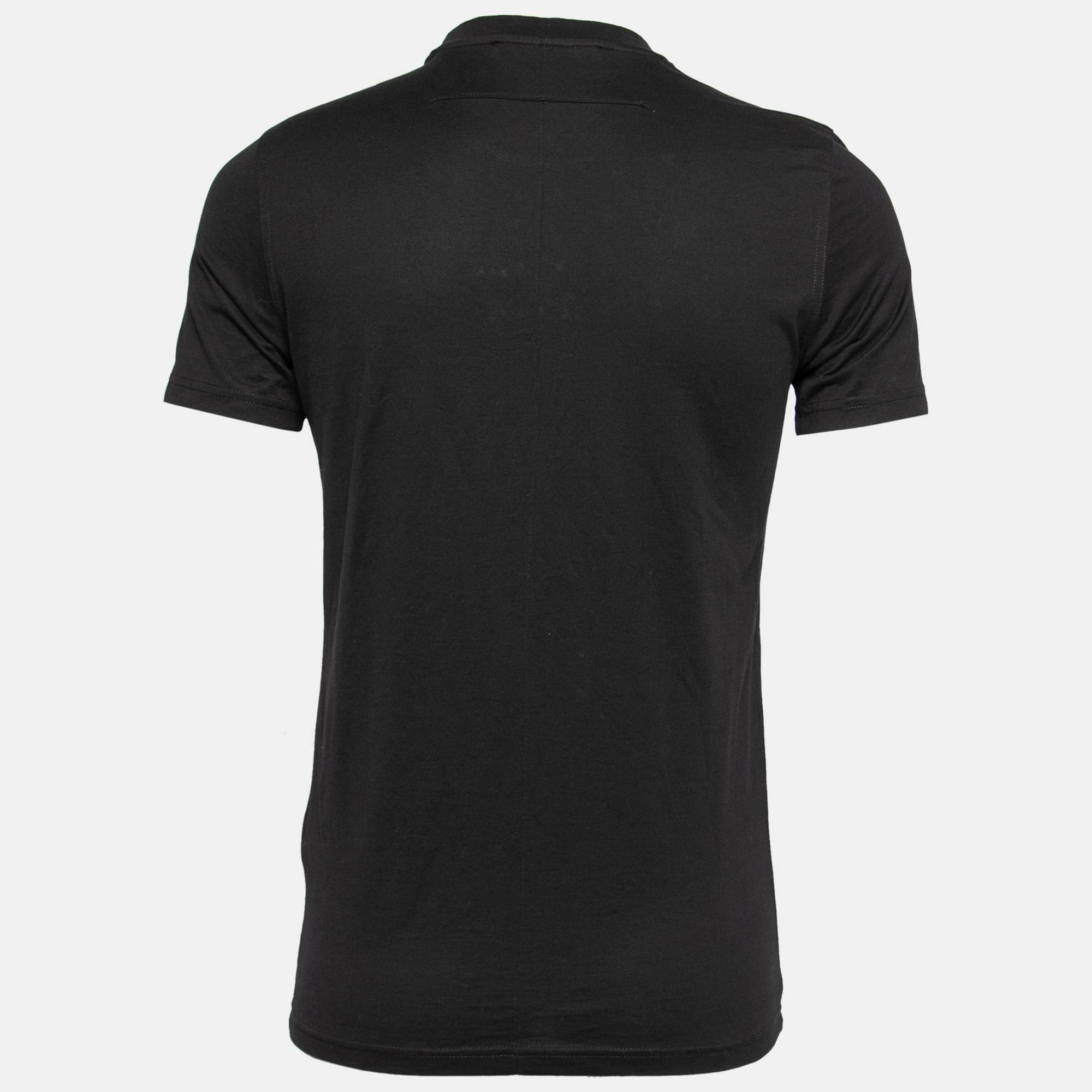 Givenchy brings you a simple t-shirt elevated by the floral 17 printed on the front. It has been tailored from cotton in a black shade and features short sleeves. Style the creation with sneakers and denim pants for a cool and casual look.

