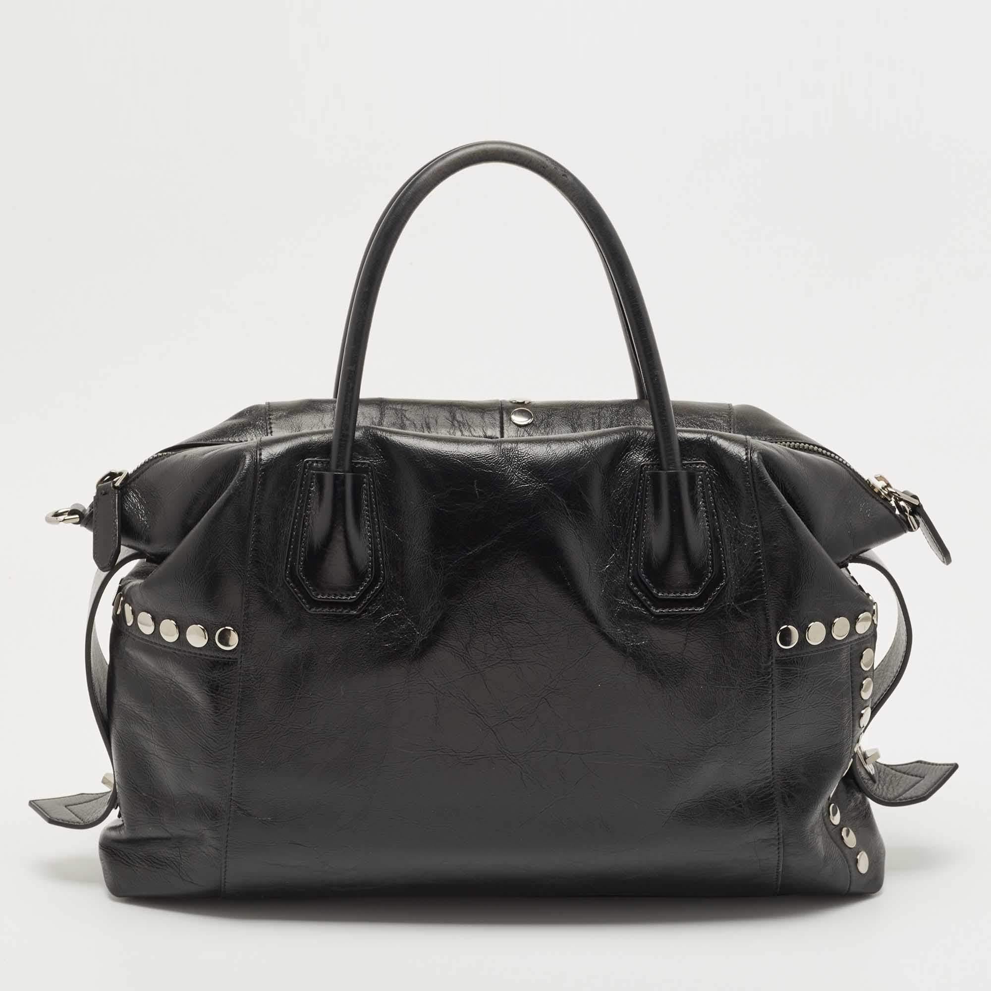 Stylish and easy to carry, this designer leather satchel will be a fine choice for work or after. Lined with canvas, this pre-owned Givenchy bag can easily fit all your essentials. It can be held in your arm or hand using the two handles.

