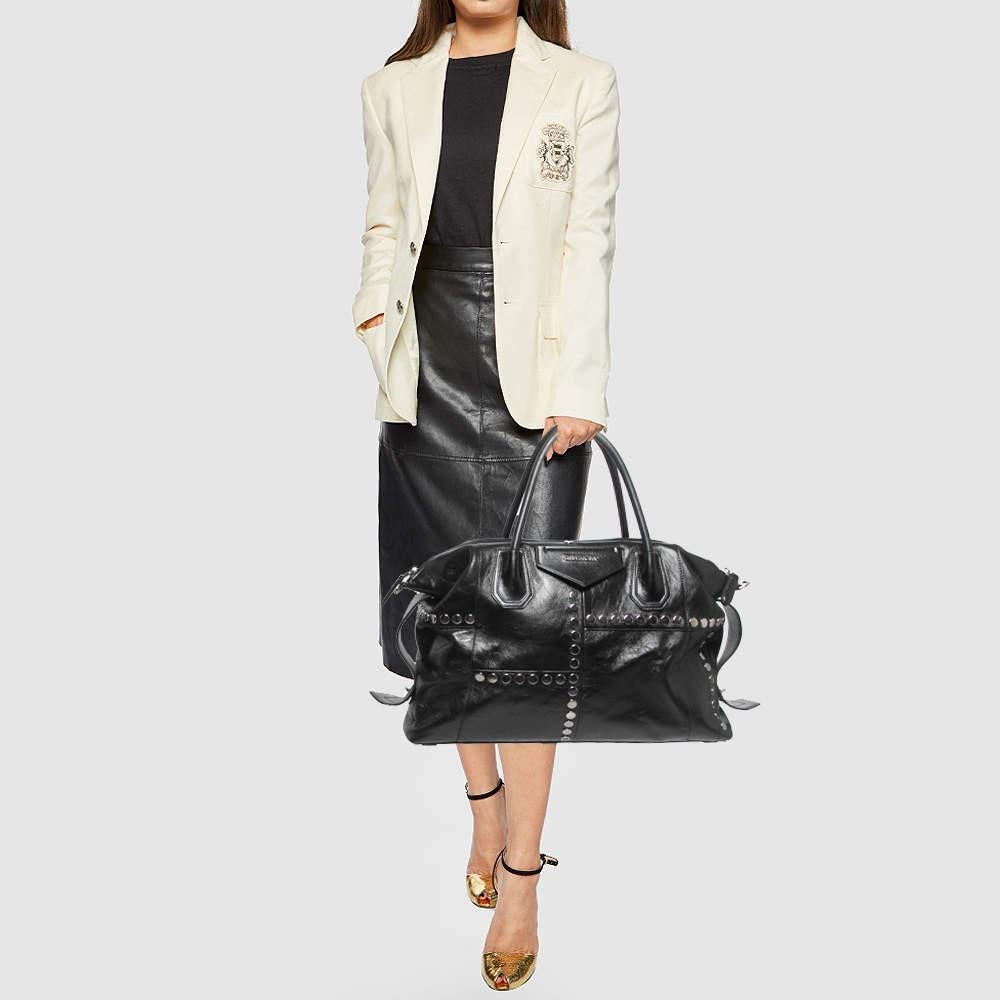 Givenchy Black Glossy Leather Studded Antigona Soft Satchel In Good Condition In Dubai, Al Qouz 2