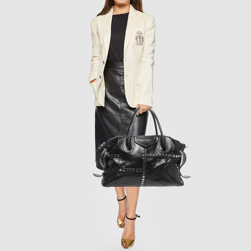 Givenchy Black Glossy Leather Studded Antigona Soft Satchel In Good Condition In Dubai, Al Qouz 2