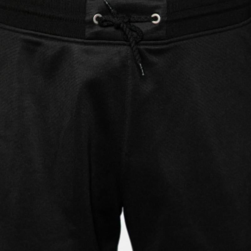 Whether you want to just lounge around or go out to run errands, these Givenchy shorts will be a stylish pick and will make you feel comfortable all day. It has been made using high-grade materials and the creation will go well with sneakers and