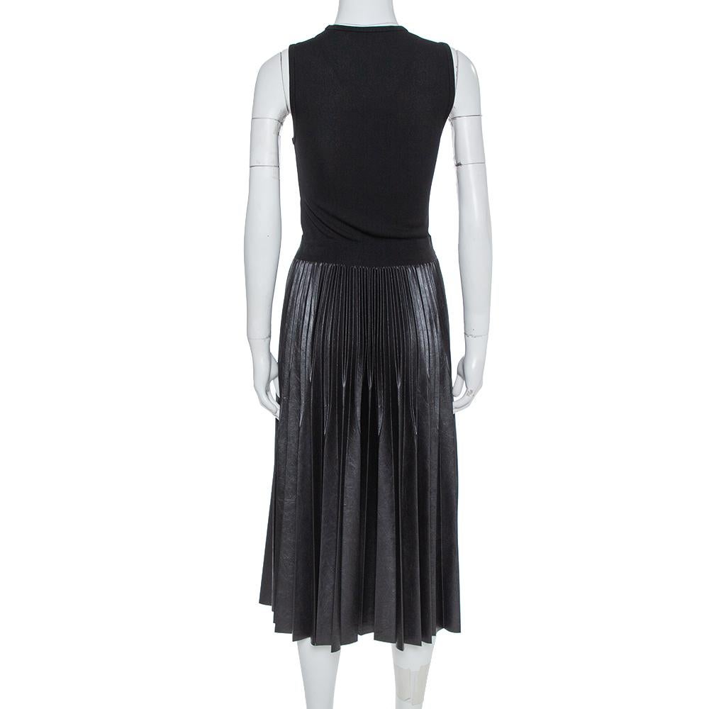 This fashionable number hails from the iconic house of Givenchy! It is equal parts comfort and effortless style. Crafted from quality knit, this classic black-hued midi dress has a sleeveless silhouette. With a crew neckline, logo band at the wait,