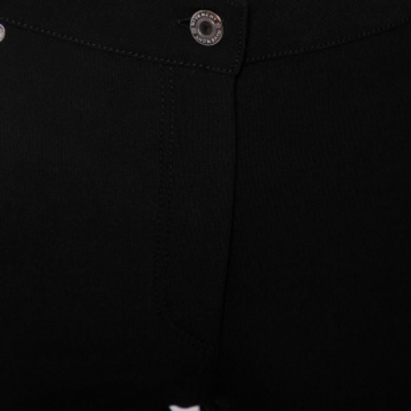 From Givenchy comes this pair of black leggings tailored to give you style with comfort! It has been sewn to a skinny shape and designed with zip fastening. Pair the leggings with any top of your choice and high heels or sneakers.