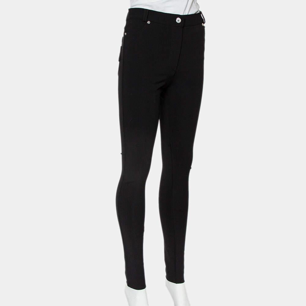 Von Givenchy kommt dieses Paar schwarzer Leggings, die für Stil und Komfort sorgen! Sie wurde in einer schmalen Form genäht und mit einem Reißverschluss versehen. Kombinieren Sie die Leggings mit einem Oberteil Ihrer Wahl und hohen Absätzen oder