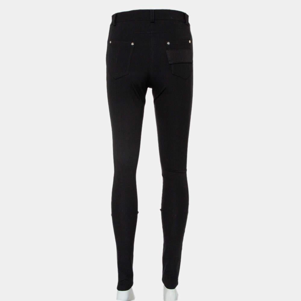 Von Givenchy kommt dieses Paar schwarzer Leggings, die für Stil und Komfort sorgen! Sie wurde in einer schmalen Form genäht und mit einem Reißverschluss versehen. Kombinieren Sie die Leggings mit einem Oberteil Ihrer Wahl und hohen Absätzen oder