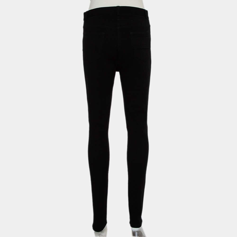 Cette paire de jeggings Givenchy offre un look élégant et une bonne coupe ! Confectionnées en maille, elles sont de couleur noire et dotées d'une fermeture zippée sur le devant. Portez-les avec une veste en cuir pour un look chic.

