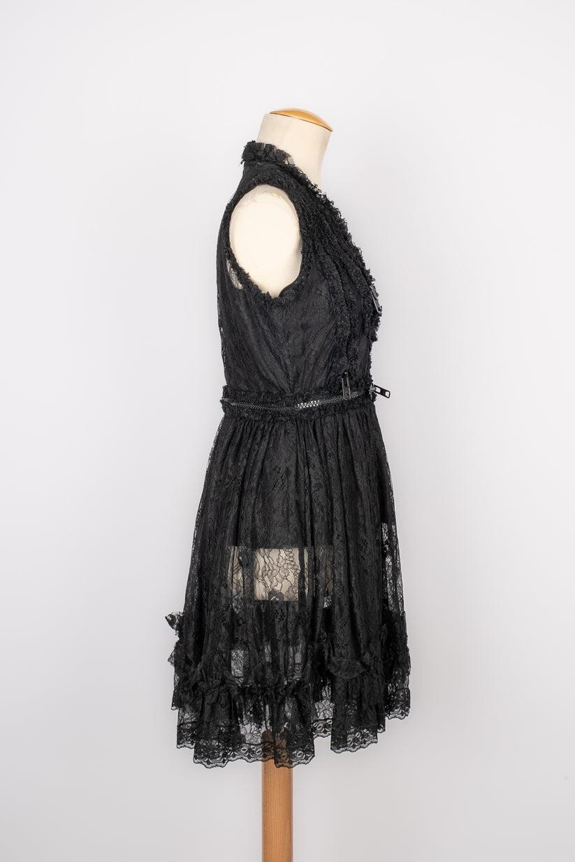 Givenchy- Black lace dress ornamented with zippers. 38FR size indicated. 2011 Spring-Summer Collection.

Additional information:
Condition: Very good condition
Dimensions: Chest: 46 cm - Waist: 35 cm - Length: 85 cm
Period: 21st Century

Seller