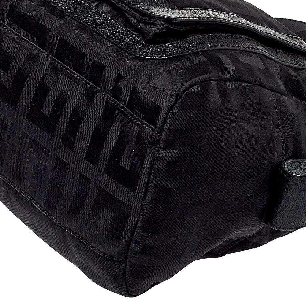 Givenchy Duffel-Tasche aus schwarzem Leder und signiertem Segeltuch im Angebot 4